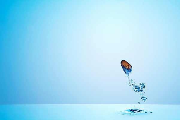 포토 JPG 스튜디오촬영 물결 백그라운드 컨셉 실내 사람없음 물 거품 돌_바위 물방울 수면 물백그라운드 물이미지 물방울백그라운드 색돌 국내포토 자연요소 내부 파일형식