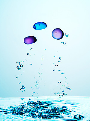 포토 JPG 스튜디오촬영 물결 백그라운드 컨셉 실내 사람없음 물 거품 돌_바위 물방울 수면 물백그라운드 물이미지 물방울백그라운드 색돌 국내포토 자연요소 내부 파일형식