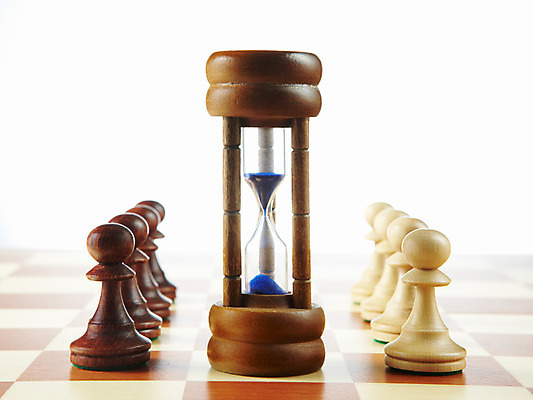 포토 JPG 스튜디오촬영 생활용품 놀이 실내 누끼 사람없음 놀이용품 여러개 경쟁 게임 말_게임 체스말 체스 모래시계 체스판 국내포토 모래 시계 다수 컨셉 내부 오브젝트 파일형식