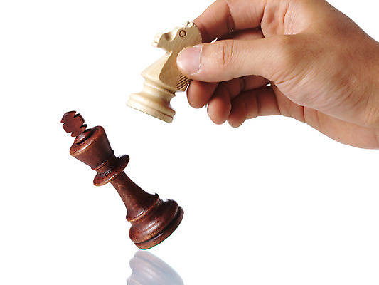 포토 JPG 스튜디오촬영 손 생활용품 2 놀이 실내 누끼 신체부위 반사 놀이용품 경쟁 두개 게임 말_게임 체스말 체스 국내포토 컨셉 사람 내부 오브젝트 파일형식