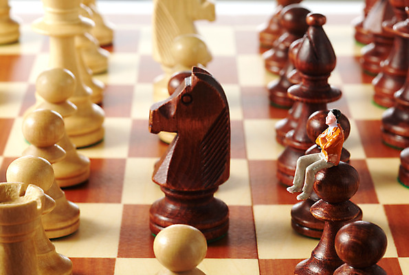 포토 JPG 스튜디오촬영 인형 생활용품 놀이 실내 사람없음 놀이용품 여러개 경쟁 미니어처 게임 말_게임 체스말 체스 체스판 사람인형 국내포토 다수 컨셉 내부 모형 오브젝트 파일형식