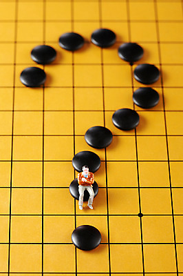 포토 JPG 스튜디오촬영 인형 생활용품 백그라운드 놀이 실내 사람없음 놀이용품 여러개 경쟁 미니어처 물음표 게임 사람인형 바둑 바둑알 바둑판 국내포토 기호 다수 컨셉 내부 모형 오브젝트 파일형식