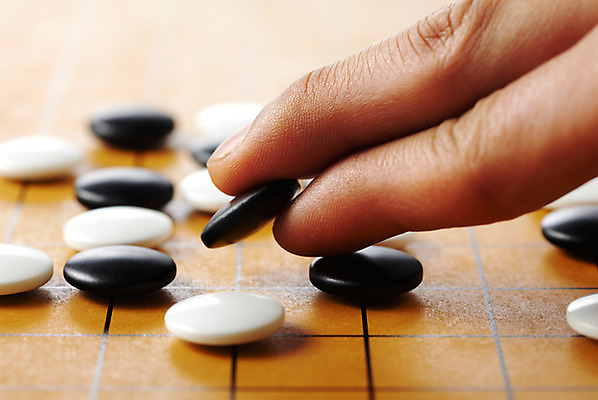 포토 JPG 스튜디오촬영 손 생활용품 놀이 실내 신체부위 놀이용품 여러개 경쟁 게임 바둑 바둑알 바둑판 국내포토 다수 컨셉 사람 내부 오브젝트 파일형식