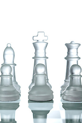 포토 JPG 스튜디오촬영 생활용품 놀이 실내 누끼 사람없음 반사 놀이용품 여러개 경쟁 게임 말_게임 투명 체스말 체스 체스판 국내포토 다수 컨셉 내부 오브젝트 파일형식