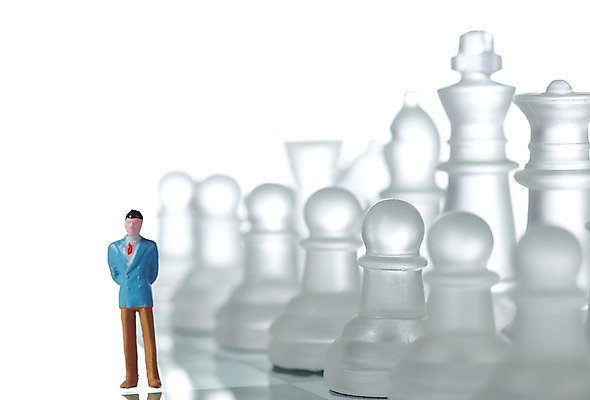 포토 JPG 스튜디오촬영 인형 생활용품 놀이 실내 누끼 정장 사람없음 놀이용품 여러개 경쟁 미니어처 게임 말_게임 투명 체스말 체스 체스판 사람인형 국내포토 옷 다수 컨셉 내부 모형 오브젝트 파일형식