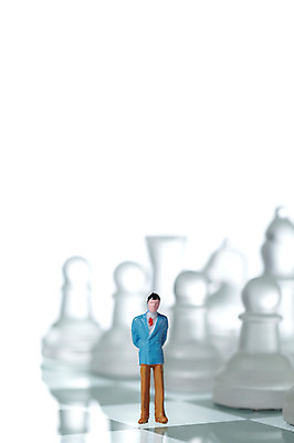 포토 JPG 스튜디오촬영 인형 생활용품 놀이 실내 누끼 정장 사람없음 놀이용품 여러개 경쟁 미니어처 게임 말_게임 투명 체스말 체스 체스판 사람인형 국내포토 옷 다수 컨셉 내부 모형 오브젝트 파일형식