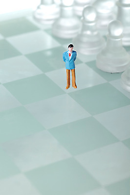 포토 JPG 스튜디오촬영 인형 생활용품 놀이 실내 정장 사람없음 놀이용품 여러개 경쟁 미니어처 게임 말_게임 투명 체스말 체스 체스판 사람인형 국내포토 옷 다수 컨셉 내부 모형 오브젝트 파일형식