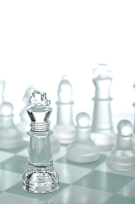 포토 JPG 스튜디오촬영 생활용품 놀이 실내 누끼 사람없음 놀이용품 여러개 경쟁 게임 말_게임 투명 체스말 체스 체스판 국내포토 다수 컨셉 내부 오브젝트 파일형식