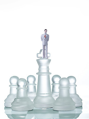 포토 JPG 스튜디오촬영 인형 생활용품 놀이 실내 누끼 정장 사람없음 놀이용품 여러개 경쟁 미니어처 게임 말_게임 투명 체스말 체스 체스판 사람인형 국내포토 옷 다수 컨셉 내부 모형 오브젝트 파일형식