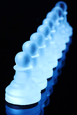 포토 JPG 스튜디오촬영 생활용품 백그라운드 놀이 실내 사람없음 반사 놀이용품 여러개 경쟁 게임 말_게임 투명 체스말 체스 국내포토 다수 컨셉 내부 오브젝트 파일형식