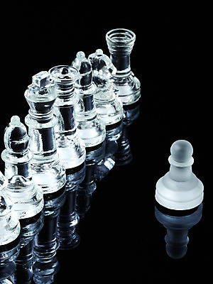 포토 JPG 스튜디오촬영 생활용품 백그라운드 놀이 실내 사람없음 반사 놀이용품 여러개 경쟁 게임 말_게임 투명 체스말 체스 국내포토 다수 컨셉 내부 오브젝트 파일형식