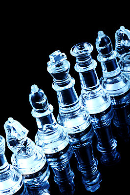 포토 JPG 스튜디오촬영 생활용품 백그라운드 놀이 실내 사람없음 반사 놀이용품 여러개 경쟁 게임 말_게임 투명 체스말 체스 국내포토 다수 컨셉 내부 오브젝트 파일형식