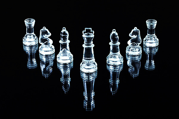 포토 JPG 스튜디오촬영 생활용품 백그라운드 놀이 실내 사람없음 반사 놀이용품 여러개 경쟁 게임 말_게임 투명 체스말 체스 국내포토 다수 컨셉 내부 오브젝트 파일형식