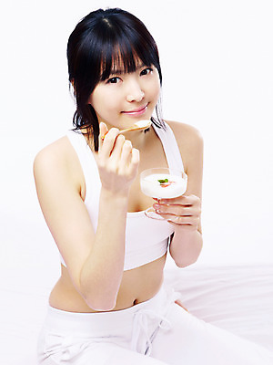 포토 JPG 스튜디오촬영 전신 라이프스타일 웰빙 여자 음식 잔 수저 실내 한명 사람 앉기 동양인 20대 성인 라이프 뷰티 숟가락 한국인 요거트 요구르트 요플레 여자만 여자한명만 성인여자만 청년만 청년여자만 성인한명만 청년여자한명만 성인여자한명만 성인만 국내포토 1 식기 모션 유제품 인종 청년 내부 생활 파일형식