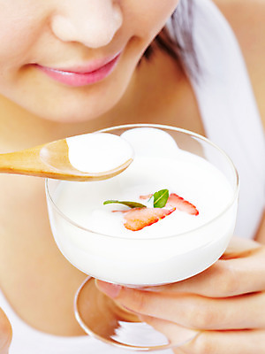 포토 JPG 스튜디오촬영 라이프스타일 웰빙 여자 음식 잔 수저 실내 사람 동양인 라이프 신체부위 뷰티 숟가락 한국인 입 요거트 요구르트 요플레 여자만 국내포토 식기 유제품 인종 내부 생활 파일형식