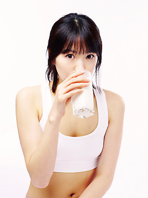 포토 JPG 스튜디오촬영 라이프스타일 웰빙 여자 음식 잔 실내 한명 미소 웃음 누끼 사람 동양인 상반신 20대 성인 라이프 앞모습 컵 뷰티 한국인 우유 여자만 여자한명만 성인여자만 청년만 청년여자만 성인한명만 청년여자한명만 성인여자한명만 성인만 국내포토 1 식기 뷰포인트 유제품 표정 인종 청년 내부 생활 파일형식