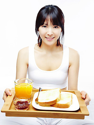 포토 JPG 스튜디오촬영 라이프스타일 그릇 접시 웰빙 여자 음식 수저 실내 한명 미소 웃음 사람 동양인 상반신 20대 성인 라이프 앞모습 뷰티 숟가락 주스 한국인 오렌지주스 잼 식빵 토스트 딸기잼 여자만 여자한명만 성인여자만 청년만 청년여자만 성인한명만 청년여자한명만 성인여자한명만 성인만 국내포토 1 식기 음료 빵 뷰포인트 표정 인종 청년 내부 생활 소스_음식 과일주스 파일형식