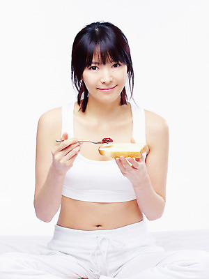 포토 JPG 스튜디오촬영 라이프스타일 웰빙 여자 음식 수저 실내 한명 사람 앉기 동양인 상반신 20대 성인 라이프 앞모습 뷰티 숟가락 한국인 잼 식빵 토스트 딸기잼 여자만 여자한명만 성인여자만 청년만 청년여자만 성인한명만 청년여자한명만 성인여자한명만 성인만 국내포토 1 식기 빵 뷰포인트 모션 인종 청년 내부 생활 소스_음식 파일형식