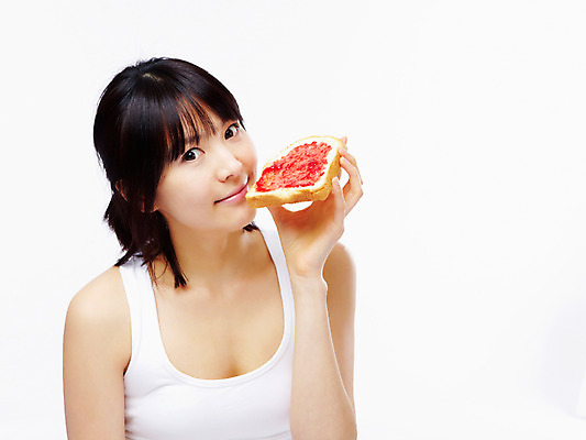포토 JPG 스튜디오촬영 라이프스타일 웰빙 여자 음식 실내 한명 누끼 사람 동양인 상반신 20대 성인 라이프 뷰티 한국인 잼 식빵 토스트 딸기잼 여자만 여자한명만 성인여자만 청년만 청년여자만 성인한명만 청년여자한명만 성인여자한명만 성인만 국내포토 1 빵 인종 청년 내부 생활 소스_음식 파일형식
