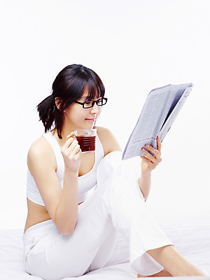 포토 JPG 스튜디오촬영 전신 라이프스타일 웰빙 여자 여유 커피 휴식 잔 실내 한명 사람 앉기 동양인 20대 성인 취미 라이프 옆모습 컵 뷰티 한국인 신문 여자만 여자한명만 성인여자만 청년만 청년여자만 성인한명만 청년여자한명만 성인여자한명만 성인만 국내포토 1 식기 감정 음료 뷰포인트 컨셉 모션 인종 청년 내부 생활 간행물 뉴스 파일형식