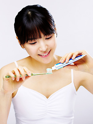 포토 JPG 스튜디오촬영 라이프스타일 웰빙 여자 실내 한명 미소 웃음 사람 동양인 상반신 20대 성인 라이프 앞모습 뷰티 청결 한국인 양치 칫솔 치약 여자만 여자한명만 성인여자만 청년만 청년여자만 성인한명만 청년여자한명만 성인여자한명만 성인만 국내포토 1 뷰포인트 표정 인종 청년 내부 생활 위생용품 위생 파일형식