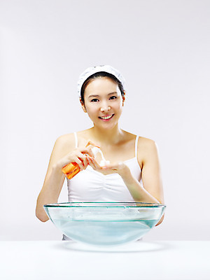 포토 JPG 스튜디오촬영 라이프스타일 웰빙 여자 실내 한명 미소 웃음 사람 동양인 상반신 20대 성인 라이프 앞모습 물 뷰티 청결 거품 한국인 세수 클렌징 클렌징폼 여자만 여자한명만 성인여자만 청년만 청년여자만 성인한명만 청년여자한명만 성인여자한명만 성인만 국내포토 자연요소 1 뷰포인트 표정 인종 청년 내부 생활 위생 세안용품 파일형식