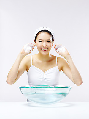 포토 JPG 스튜디오촬영 라이프스타일 웰빙 여자 실내 한명 미소 웃음 사람 동양인 상반신 20대 성인 라이프 앞모습 물 뷰티 청결 거품 한국인 세수 클렌징 클렌징폼 여자만 여자한명만 성인여자만 청년만 청년여자만 성인한명만 청년여자한명만 성인여자한명만 성인만 국내포토 자연요소 1 뷰포인트 표정 인종 청년 내부 생활 위생 세안용품 파일형식