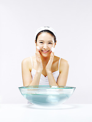 포토 JPG 스튜디오촬영 라이프스타일 웰빙 여자 실내 한명 미소 웃음 사람 동양인 상반신 20대 성인 라이프 앞모습 물 뷰티 청결 거품 한국인 세수 클렌징 클렌징폼 여자만 여자한명만 성인여자만 청년만 청년여자만 성인한명만 청년여자한명만 성인여자한명만 성인만 국내포토 자연요소 1 뷰포인트 표정 인종 청년 내부 생활 위생 세안용품 파일형식