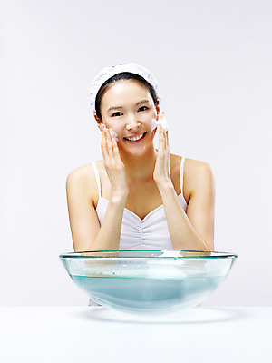 포토 JPG 스튜디오촬영 라이프스타일 웰빙 여자 실내 한명 미소 웃음 사람 동양인 상반신 20대 성인 라이프 앞모습 물 뷰티 청결 거품 한국인 세수 클렌징 클렌징폼 여자만 여자한명만 성인여자만 청년만 청년여자만 성인한명만 청년여자한명만 성인여자한명만 성인만 국내포토 자연요소 1 뷰포인트 표정 인종 청년 내부 생활 위생 세안용품 파일형식