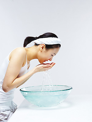 포토 JPG 스튜디오촬영 라이프스타일 웰빙 여자 실내 한명 사람 동양인 상반신 20대 성인 라이프 옆모습 물 뷰티 청결 한국인 세수 여자만 여자한명만 성인여자만 청년만 청년여자만 성인한명만 청년여자한명만 성인여자한명만 성인만 국내포토 자연요소 1 뷰포인트 인종 청년 내부 생활 위생 파일형식