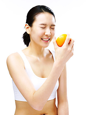 포토 JPG 스튜디오촬영 모델 라이프스타일 웰빙 여자 열매 음식 포즈 오렌지 과일 실내 표정 한명 미소 웃음 누끼 사람 동양인 상반신 20대 성인 라이프 옆모습 뷰티 한국인 신맛 여자만 여자한명만 성인여자만 청년만 청년여자만 성인한명만 청년여자한명만 성인여자한명만 성인만 국내포토 식물 1 뷰포인트 인종 청년 내부 생활 맛 파일형식