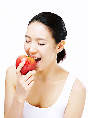 포토 JPG 스튜디오촬영 모델 라이프스타일 웰빙 여자 열매 음식 포즈 과일 실내 한명 미소 웃음 누끼 사람 동양인 상반신 20대 성인 라이프 앞모습 뷰티 한국인 사과 먹기 여자만 여자한명만 성인여자만 청년만 청년여자만 성인한명만 청년여자한명만 성인여자한명만 성인만 국내포토 식물 1 뷰포인트 모션 표정 인종 청년 내부 생활 파일형식