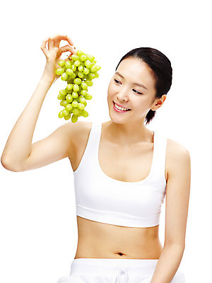 포토 JPG 스튜디오촬영 모델 라이프스타일 웰빙 여자 열매 음식 포즈 과일 포도 실내 한명 미소 웃음 누끼 사람 동양인 상반신 20대 성인 라이프 앞모습 뷰티 한국인 청포도 여자만 여자한명만 성인여자만 청년만 청년여자만 성인한명만 청년여자한명만 성인여자한명만 성인만 국내포토 식물 1 뷰포인트 표정 인종 청년 내부 생활 파일형식