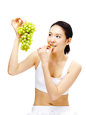 포토 JPG 스튜디오촬영 모델 라이프스타일 웰빙 여자 열매 음식 포즈 과일 포도 실내 한명 미소 웃음 누끼 사람 동양인 상반신 20대 성인 라이프 앞모습 뷰티 한국인 먹기 청포도 여자만 여자한명만 성인여자만 청년만 청년여자만 성인한명만 청년여자한명만 성인여자한명만 성인만 국내포토 식물 1 뷰포인트 모션 표정 인종 청년 내부 생활 파일형식