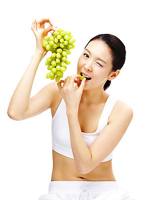 포토 JPG 스튜디오촬영 모델 라이프스타일 웰빙 여자 열매 음식 포즈 과일 포도 실내 한명 미소 웃음 누끼 사람 동양인 상반신 20대 성인 라이프 앞모습 뷰티 한국인 먹기 청포도 여자만 여자한명만 성인여자만 청년만 청년여자만 성인한명만 청년여자한명만 성인여자한명만 성인만 국내포토 식물 1 뷰포인트 모션 표정 인종 청년 내부 생활 파일형식