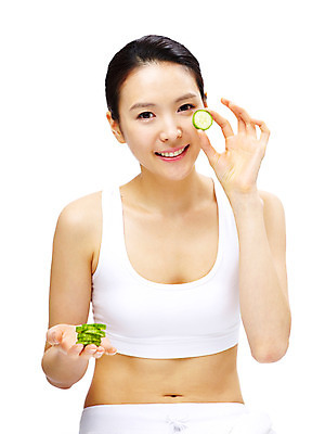 포토 JPG 스튜디오촬영 모델 라이프스타일 웰빙 여자 음식 포즈 채소 오이 실내 한명 미소 웃음 누끼 사람 동양인 상반신 20대 성인 라이프 앞모습 뷰티 한국인 피부 피부관리 오이마사지 여자만 여자한명만 성인여자만 청년만 청년여자만 성인한명만 청년여자한명만 성인여자한명만 성인만 국내포토 1 뷰포인트 표정 인종 청년 내부 생활 신체부위 마사지 파일형식