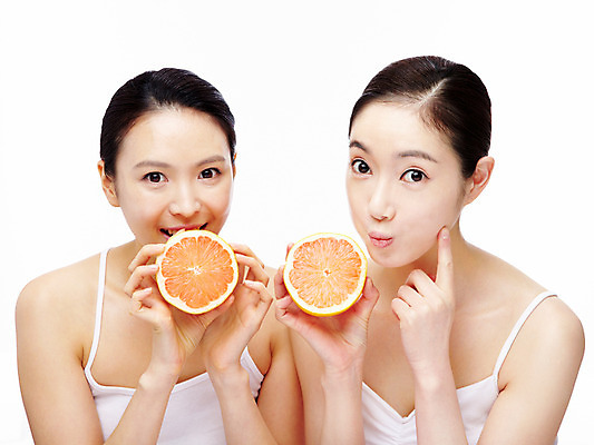 포토 JPG 스튜디오촬영 식물 모델 라이프스타일 웰빙 여자 열매 음식 포즈 오렌지 과일 실내 미소 웃음 누끼 사람 동양인 상반신 20대 성인 두명 라이프 앞모습 뷰티 한국인 여자만 성인여자만 청년만 청년여자만 성인만 국내포토 뷰포인트 표정 인종 청년 내부 생활 파일형식