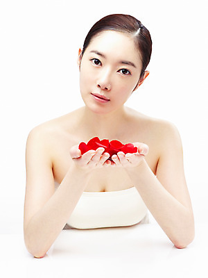 포토 JPG 스튜디오촬영 식물 모델 라이프스타일 웰빙 여자 꽃잎 꽃 포즈 실내 한명 누끼 사람 동양인 상반신 20대 성인 라이프 앞모습 뷰티 장미 한국인 여자만 여자한명만 성인여자만 청년만 청년여자만 성인한명만 청년여자한명만 성인여자한명만 성인만 국내포토 1 뷰포인트 인종 청년 내부 생활 파일형식