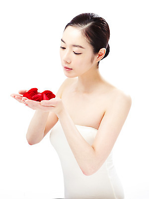 포토 JPG 스튜디오촬영 식물 모델 라이프스타일 웰빙 여자 꽃잎 꽃 포즈 실내 한명 누끼 사람 동양인 상반신 20대 성인 라이프 옆모습 뷰티 장미 한국인 여자만 여자한명만 성인여자만 청년만 청년여자만 성인한명만 청년여자한명만 성인여자한명만 성인만 국내포토 1 뷰포인트 인종 청년 내부 생활 파일형식