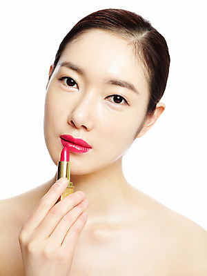 포토 JPG 스튜디오촬영 모델 라이프스타일 여자 실내 한명 누끼 사람 동양인 상반신 20대 성인 라이프 앞모습 화장 뷰티 화장품 한국인 립스틱 화장용품 입술 여자만 여자한명만 성인여자만 청년만 청년여자만 성인한명만 청년여자한명만 성인여자한명만 성인만 국내포토 1 뷰포인트 인종 청년 내부 생활 신체부위 미용용품 파일형식