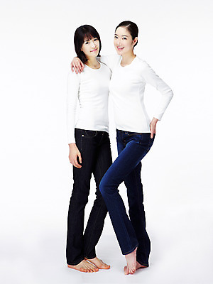 포토 JPG 스튜디오촬영 전신 모델 라이프스타일 웰빙 여자 포즈 다이어트 어깨동무 실내 건강 서기 미소 웃음 누끼 사람 동양인 20대 성인 두명 라이프 앞모습 뷰티 한국인 여자만 성인여자만 청년만 청년여자만 성인만 국내포토 뷰포인트 모션 표정 인종 청년 내부 생활 파일형식