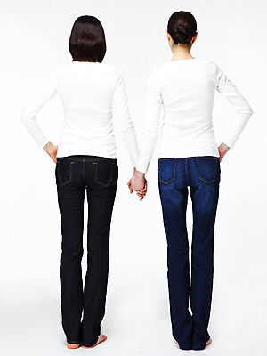 포토 JPG 스튜디오촬영 전신 모델 라이프스타일 웰빙 여자 다이어트 실내 건강 서기 누끼 사람 동양인 20대 성인 두명 라이프 뒷모습 뷰티 손잡기 한국인 여자만 성인여자만 청년만 청년여자만 성인만 국내포토 뷰포인트 모션 인종 청년 내부 생활 파일형식