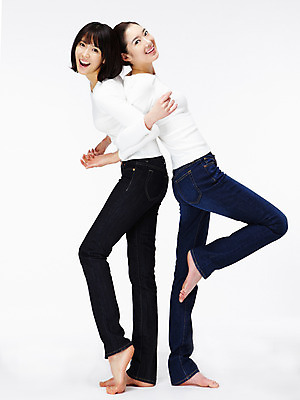 포토 JPG 스튜디오촬영 전신 모델 라이프스타일 웰빙 여자 다이어트 실내 건강 서기 미소 웃음 누끼 사람 동양인 20대 성인 두명 라이프 옆모습 뷰티 한국인 등맞대기 여자만 성인여자만 청년만 청년여자만 성인만 국내포토 뷰포인트 모션 표정 인종 청년 내부 생활 파일형식