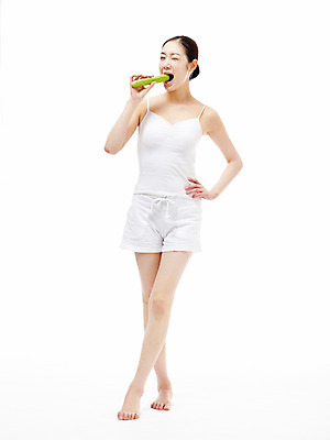 포토 JPG 스튜디오촬영 전신 라이프스타일 웰빙 여자 음식 다이어트 채소 오이 실내 건강 한명 서기 누끼 사람 동양인 20대 성인 라이프 앞모습 뷰티 한국인 먹기 여자만 여자한명만 성인여자만 청년만 청년여자만 성인한명만 청년여자한명만 성인여자한명만 성인만 국내포토 1 뷰포인트 모션 인종 청년 내부 생활 파일형식