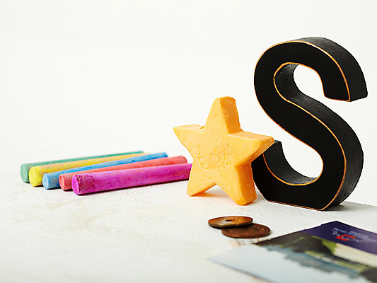 포토 JPG 스튜디오촬영 문자 기호 알파벳 영어 별 백그라운드 색연필 실내 미술 사람없음 미술도구 S 국내포토 자연요소 문화예술 학용품 내부 오브젝트 파일형식