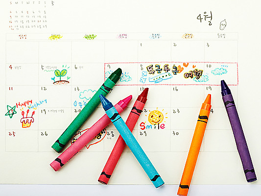 포토 JPG 스튜디오촬영 백그라운드 색연필 실내 미술 사람없음 미술도구 달력 그리기 계획 그림 크레파스 국내포토 컨셉 모션 문화예술 학용품 내부 오브젝트 파일형식