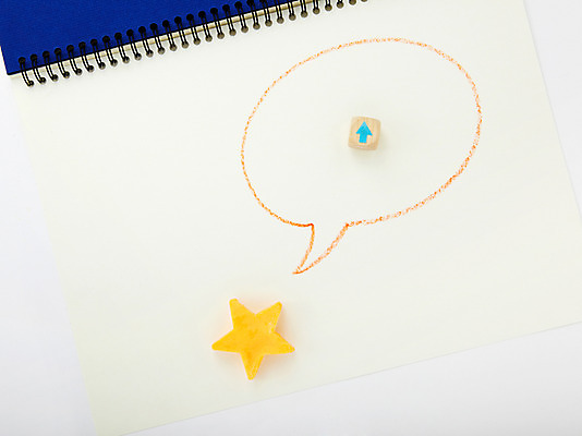 포토 JPG 스튜디오촬영 화살표 별 백그라운드 말풍선 색연필 실내 미술 사람없음 미술도구 그리기 스케치북 그림 국내포토 자연요소 모션 문화예술 학용품 내부 오브젝트 파일형식