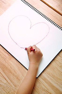 포토 JPG 스튜디오촬영 손 교육 백그라운드 색연필 실내 미술 사람 신체부위 미술도구 하트 그리기 스케치북 그림 크레파스 미술교육 국내포토 모양 모션 문화예술 학용품 내부 오브젝트 파일형식