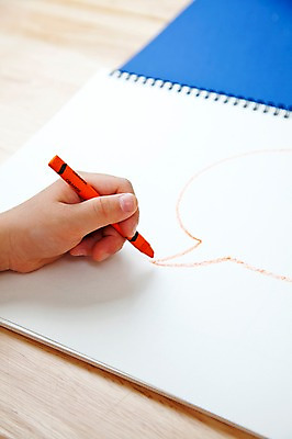 포토 JPG 스튜디오촬영 손 교육 백그라운드 말풍선 색연필 실내 미술 사람 신체부위 미술도구 그리기 스케치북 그림 크레파스 미술교육 국내포토 모션 문화예술 학용품 내부 오브젝트 파일형식