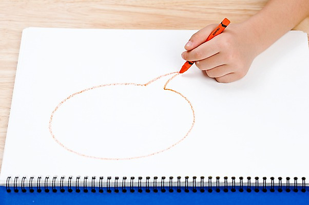 포토 JPG 스튜디오촬영 손 교육 백그라운드 말풍선 색연필 실내 미술 사람 신체부위 미술도구 그리기 스케치북 그림 크레파스 미술교육 국내포토 모션 문화예술 학용품 내부 오브젝트 파일형식